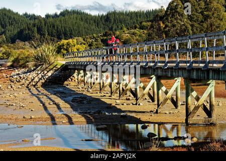 Ein Wanderer auf einer Autobahn, der die Abel Tasman Coastal Track, Tasman Region, Neuseeland verlässt. Stockfoto