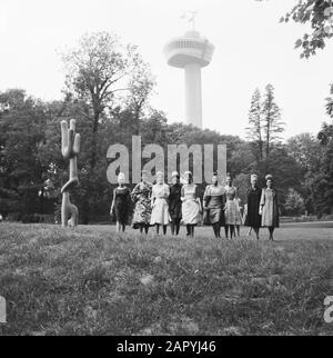 Europäische Mode an der Spitze des Rotterdamer Euromasts, die Schaufensterpuppen am Floriade Datum: 2. Juni 1960 Standort: Rotterdam, Zuid-Holland Schlagwörter: Mannequins, MODUSINSTITUTIONENNAME: Euromast, Floriade Stockfoto