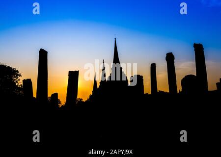 Pagode am Tempel Wat Phra Sri Sanphet in der Dämmerung, Ayutthaya, Thailand Stockfoto