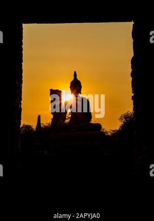 Silhouette von buddha und Pagode nach Sonnenuntergang, Wat Phra sri sanphet Tempel, Ayutthaya, Thailand Stockfoto