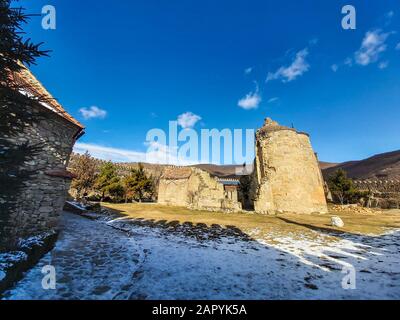 Berühmte Ruinen der Kathedrale von Ninotsminda und Kloster in Kakheti, Georgia Stockfoto