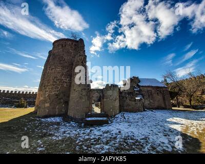 Berühmte Ruinen der Kathedrale von Ninotsminda und Kloster in Kakheti, Georgia Stockfoto