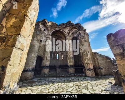 Berühmte Ruinen der Kathedrale von Ninotsminda und Kloster in Kakheti, Georgia Stockfoto