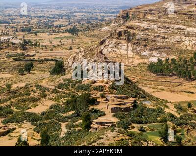 Sinkata-Dorf in Tigray Landschaft. Blick vom Debre Damos Kloster, Tigray Region, Äthiopien. Stockfoto