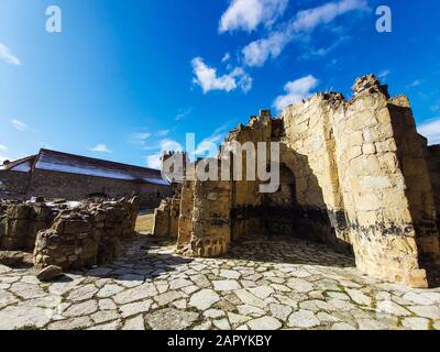 Berühmte Ruinen der Kathedrale von Ninotsminda und Kloster in Kakheti, Georgia Stockfoto