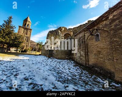 Berühmte Ruinen der Kathedrale von Ninotsminda und Kloster in Kakheti, Georgia Stockfoto