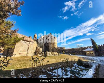 Berühmte Ruinen der Kathedrale von Ninotsminda und Kloster in Kakheti, Georgia Stockfoto