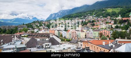 Panoramablick auf die Stadt Innsbruck, Österreich. Schöne helle Häuser im mitteleuropäischen Stil. Stockfoto