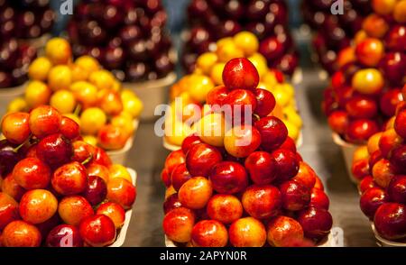 Beeren und Früchte auf einem öffentlichen Markt in Vancouver, Kanada Stockfoto