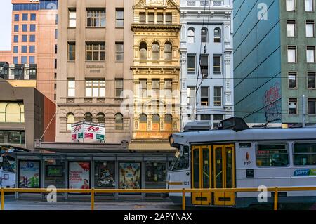 Melbourne, Australien - 17. April 2017: Straßenbahn, die auf der Elizabeth Street in Melbourne CBD an der Straßenbahnhaltestelle ankommt Stockfoto