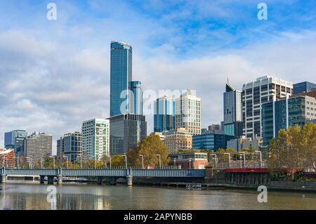 Melbourne CBD, Stadtbild des Central Business District mit Blick auf den Yarra River an einem sonnigen Tag Stockfoto
