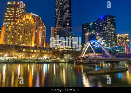Melbourne, Australien - 17. April 2017: Wunderschönes Stadtbild nachts mit Brücke über das schöne Stadtbild der Melbourne Southbank in der Nacht mit Eva Stockfoto