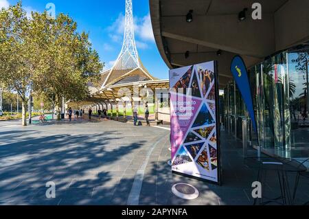 Melbourne, Australien - 18. April 2017: Arts Centre Melbourne Advertisement in Arts Precinct Stockfoto