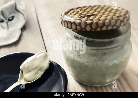 Imkerei Produkt: Propolis im Honig in einem Glas. Stockfoto