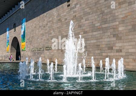 Melbourne, Australien - 18. April 2017: National Gallery of Victoria Fountain mit Galerieeingang im Hintergrund Stockfoto