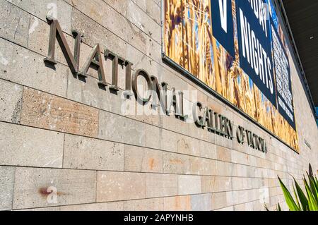 Melbourne, Australien - 18. April 2017: Schild der National Gallery of Victoria an der Ziegelwand Stockfoto