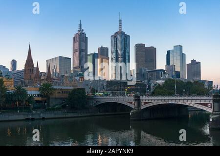 Melbourne, Australien - 18. April 2017: Melbourne CBD mit Princes Bridge und Yarra River Stockfoto