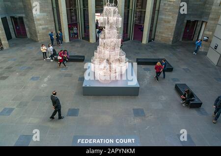 Melbourne, Australien - 18. April 2017: National Gallery of Victoria Federation Court Interior. Ansicht von oben Stockfoto