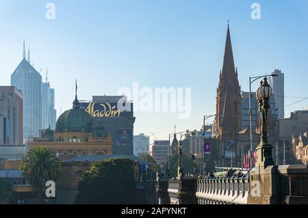 Melbourne, Australien - 18. April 2017: Flinders Station und St Pauls Cathedral in Melbourne CBD Stockfoto