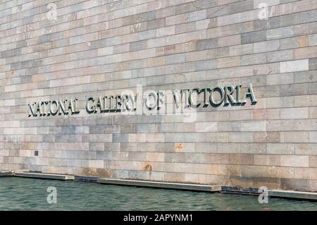 Melbourne, Australien - 18. April 2017: Gebäude der National Gallery of Victoria mit einem Textzeichen Stockfoto