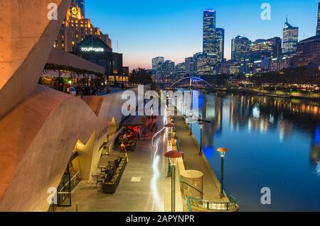 Melbourne, Australien - 18. April 2017: Southbank Promenade und Yarra River Böschung nachts. Southbank ist das innere Viertel von Melbourne, Austral Stockfoto