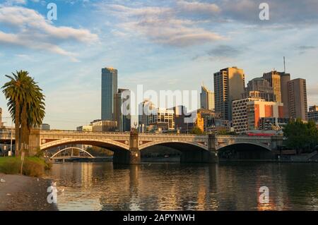Historische Princes Bridge über den Yarra River mit Melbourne CBD-Stadtbild im Hintergrund. Urbane Landschaft Stockfoto