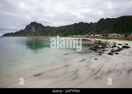 Blick auf den schönen, ruhigen Sandstrand, Dorf auf den Lofoten Inseln, Nordland, Norwegen, Skandinavien Stockfoto