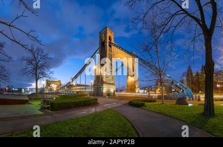 Grunwald-Brücke (Most Grunwaldzki) über oder in der Abenddämmerung in Wroclaw, Polen Stockfoto