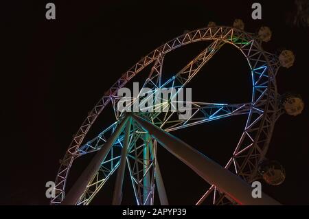 Melbourne, Australien - 20. April 2017: Melbourne Star Beobachtungsrad vor dunklem Nachthimmel im Hintergrund Stockfoto