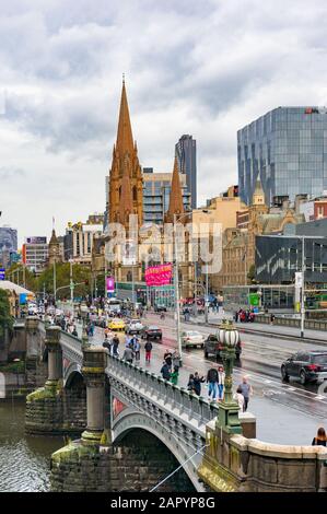 Melbourne, Australien - 21. April 2017: Blick von oben auf den Verkehr auf der Princess Bridge mit Melbourne CBD-Ansicht im Hintergrund Stockfoto