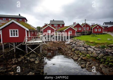 Abgelegenes Fischerdorf an einem bewölkten Sommertag, Lofoten, Nordland, Norwegen, Europa Stockfoto