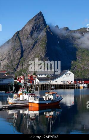 Kleine Hafen- und Angelhütten in einem Dorf unter den Bergen auf den Lofoten Inseln, Norwegen, Europa Stockfoto