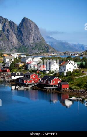 Abgelegenes Fischerdorf an einem sonnigen Sommertag, Lofoten, Nordland, Norwegen, Europa Stockfoto