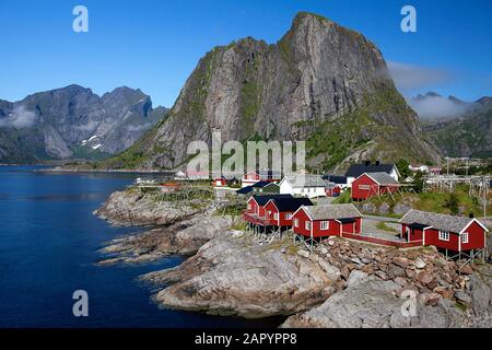 Abgelegenes Fischerdorf Hamnøy an einem sonnigen Sommertag, Lofoten, Nordland, Norwegen, Europa Stockfoto