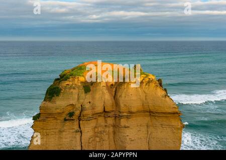 Nahaufnahme eines von Zwölf Aposteln im Port Campbell National Park mit rauem Ozean im Hintergrund Stockfoto