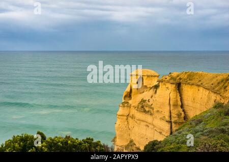 Sandsteinfelsen und Meer am sonnigen Tag. Great Ocean Road, Victoria, Australien Stockfoto