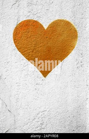 Orangefarbene rostige Liebe Herz Hand auf Grungy Wand gezeichnet. Strukturierter Hintergrund trendiger Straßenstil. Kopierbereich. Stockfoto