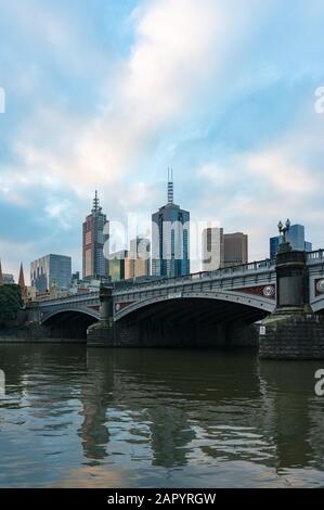 Blick auf die Stadt Melbourne mit der Princes Bridge über den Yarra River im Vordergrund. Melbourne, Australien Stockfoto