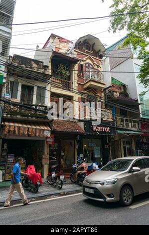 Hanoi, Vietnam - 15. August 2017: Hanoi Old Quarter Street mit historischer Kolonialarchitektur Stockfoto