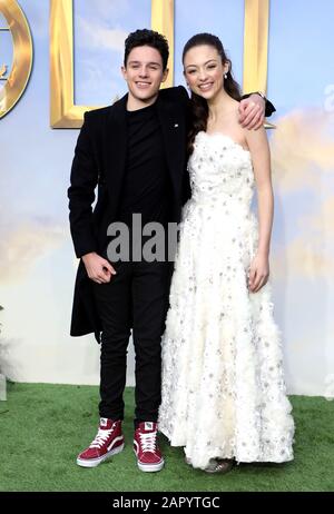 Harry Collett (links) und Carmel Laniado bei Dolittle Premiere am Leicester Square, London. Stockfoto