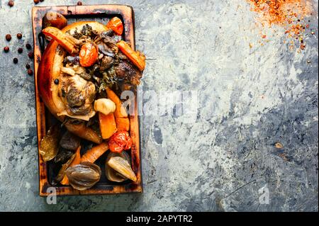Gebratenes Schweinefleisch knuckelt eisbein auf alter Holzschneideplatte. Geschmortes Schweinefleischbein Stockfoto