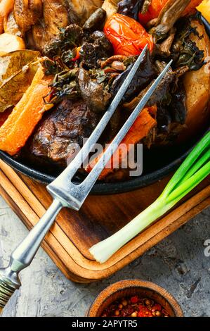 Köstlicher Schweinefleischknuck mit Gemüse. Traditionelle deutsche Küche Stockfoto