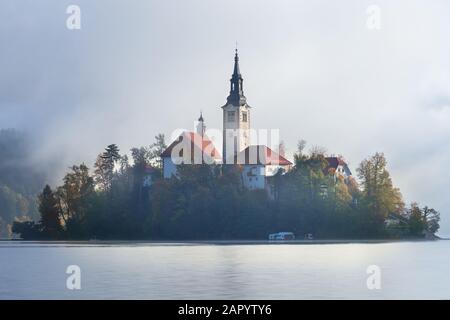 Die Wallfahrtskirche Mariä Himmelfahrt am See Bled an einem nebligen, duftigen Morgen Stockfoto