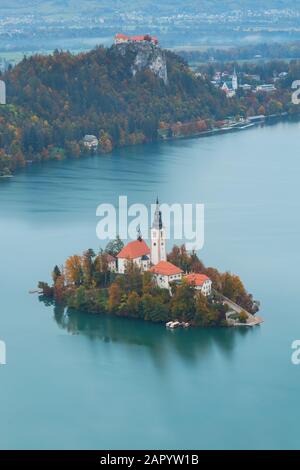 Die Insel mit der Wallfahrtskirche Mariä Himmelfahrt am Bleder See in Slowenien von oben gesehen Stockfoto