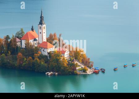 Pletnas Touristen in die Kirche Mariä Himmelfahrt am Bleder See bringen Stockfoto