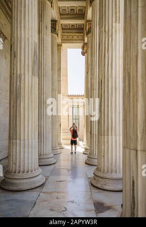 Tourist fotografiert den Portikus der Akademie von Athen, Teil der neoklassischen Trilogie von Athen, Griechenland Stockfoto