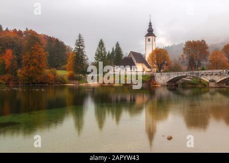 Blick auf den Bohinjer See an einem trüben nebligen Morgen Stockfoto