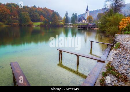 Bohinjer See in Slowenien an einem regnerischen Morgen Stockfoto