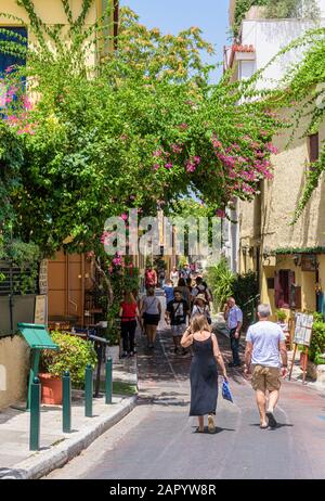 Bougainvillea füllte Straßen der alten Plaka-Nachbarschaft von Athen, Griechenland Stockfoto