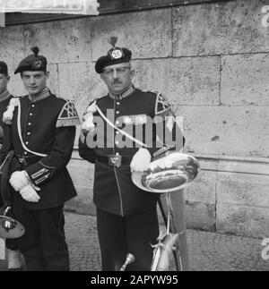 Holländische Woche in München. Hornbläser marschieren durch die Stadt München Datum: 25. Mai 1961 Standort: München Schlagwörter: Hornbläser Stockfoto